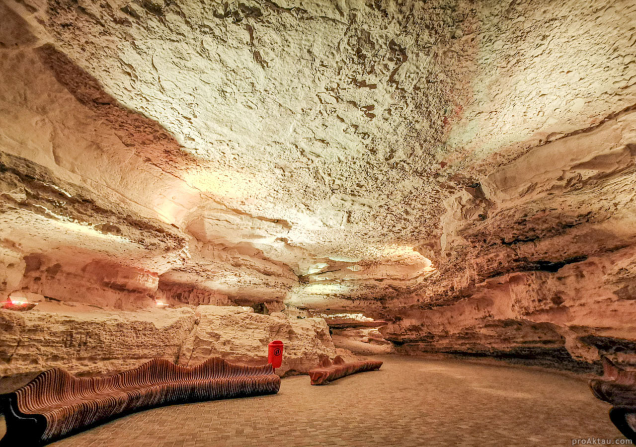 достопримечательность Актау пещера в скале