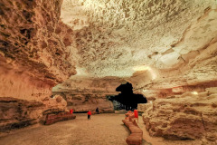 Вход в пещеру на скальной тропе  в Актау