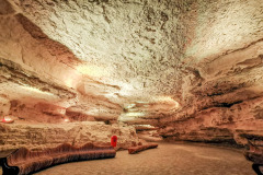 Подсветка  пещеры в Актау на скальной тропе
